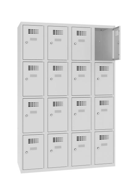 Ein lichtgrauer Fächerschrank mit vier Abteilen und 16 Fächern mit jeweils einer Tür. Die oberste rechte Tür ist geöffnet, während der Schrank vor einem weißen Hintergrund steht.
